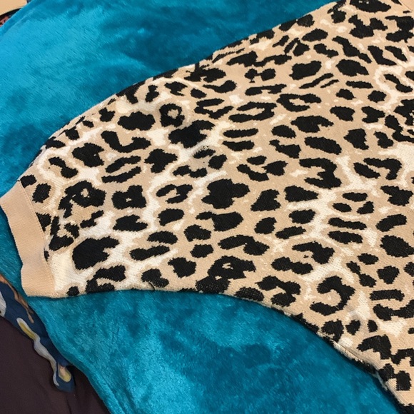 Animal print sweater. - Picture 2 of 7